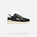 Zwarte Geox sneaker met wit-zwarte veters, suède accenten en beige zool.