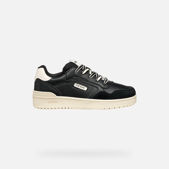 Zwarte Geox sneaker met wit-zwarte veters, suède accenten en beige zool.