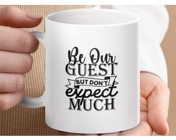 Mok, Be Our Guest Mug, Funny Hostess Gift, Novelty Coffee Mug, Sarcastic Quote, Housewarming Gift, Kitchen Decor, Humor Present