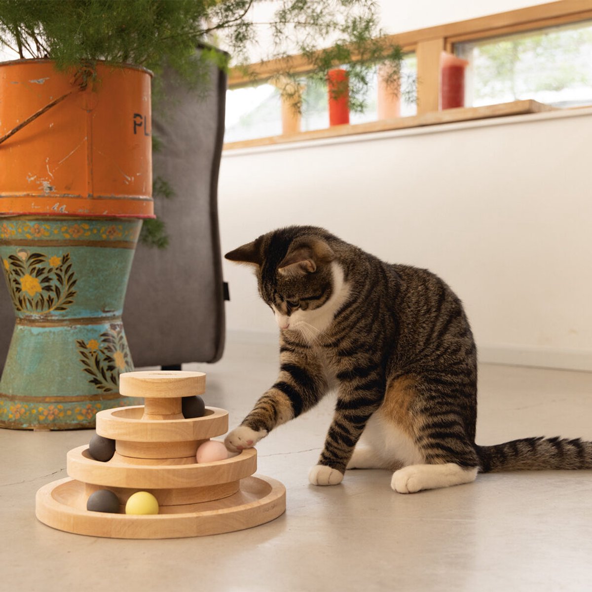 Designed by Lotte Speeltoren Mia - Kattenspeelgoed - Hout - Bruin - 26x26x14,5 cm — afbeelding 8