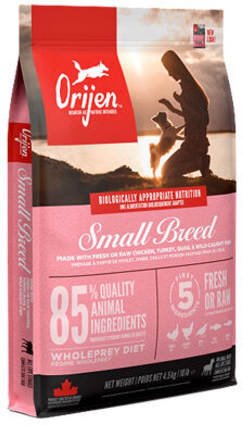 Orijen Small Breed hondenvoer zak met roze en witte opdruk. Afbeelding van een vrouw en hond bij zonsondergang.