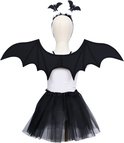 Zwarte vleermuisvleugels op een modelpop met witte kleding en zwarte tutu. Zwarte haarband met vleermuisjes.