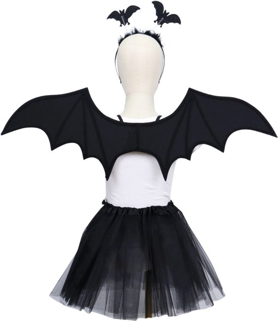 Zwarte vleermuisvleugels op een modelpop met witte kleding en zwarte tutu. Zwarte haarband met vleermuisjes.