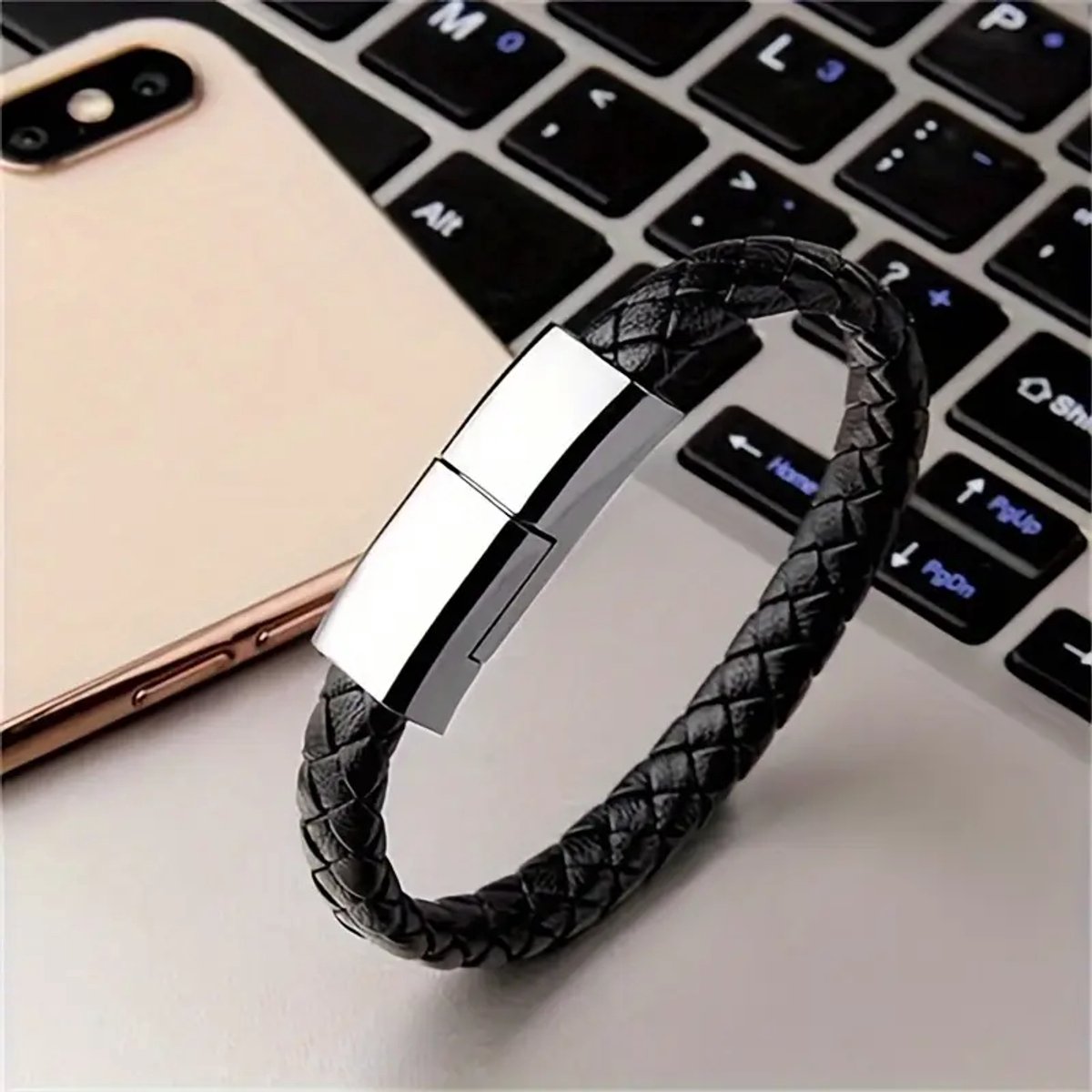 Zwarte Modieuze Armband met USB-C Oplaadkabel – Draagbare Charger voor USB-C Apparaten