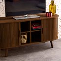 Donkerbruin Scandinavisch tv-meubel met gegroefd houteffect, open vakken met mand en boeken.