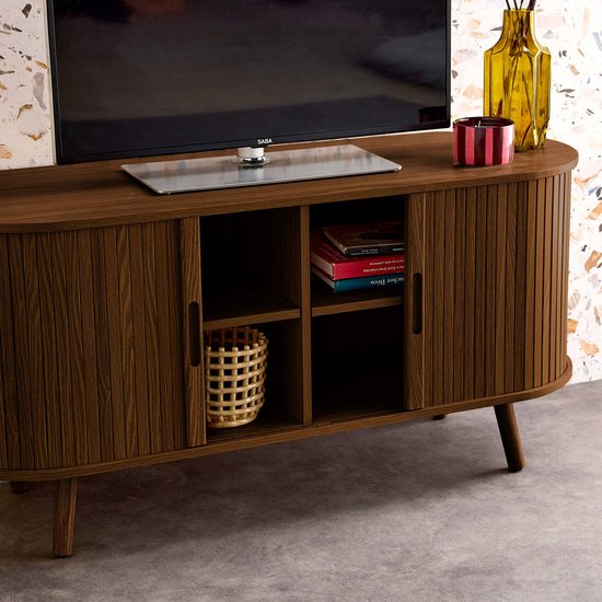 Donkerbruin Scandinavisch tv-meubel met gegroefd houteffect, open vakken met mand en boeken.