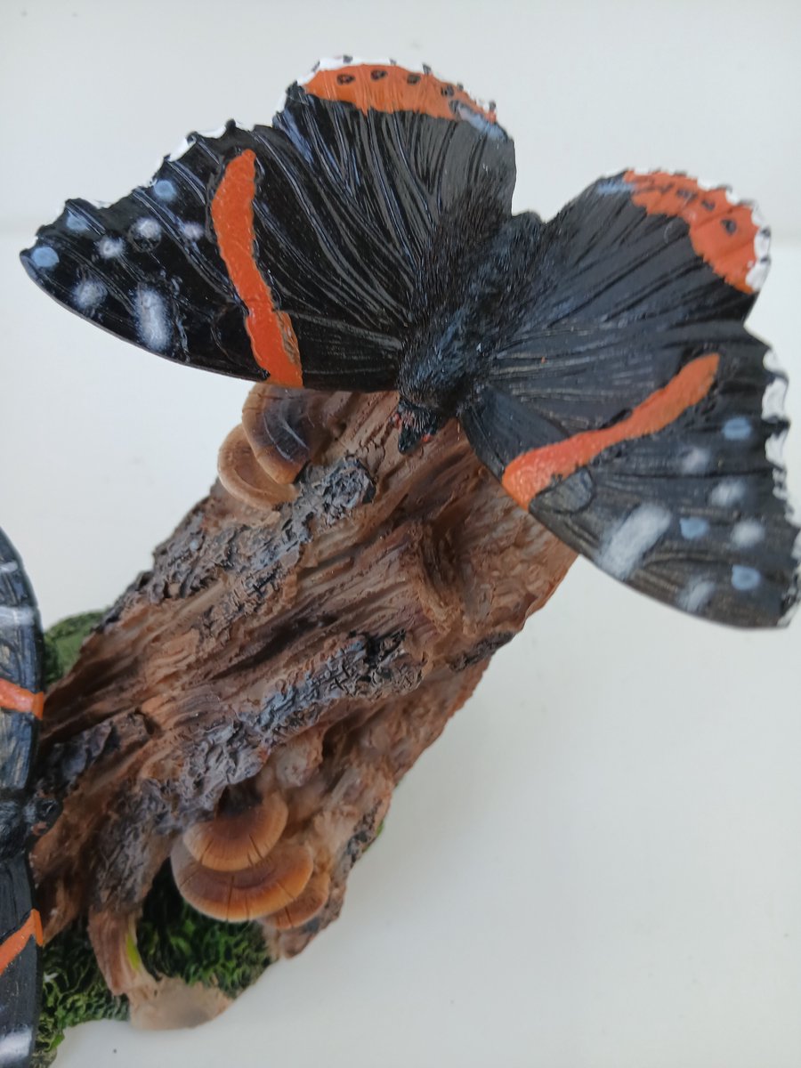 Vlinderbeeld prachtige vinders op een boomstam 12 x 18 x 10 cm