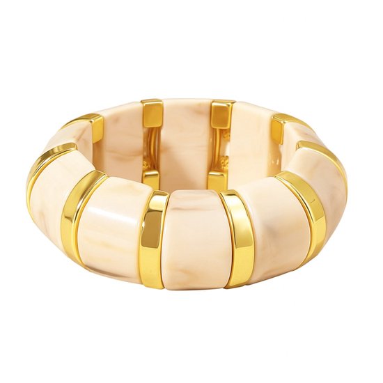 Brede, marmerlook armband in crèmekleur met gouden accenten, witte en gouden schakels.
