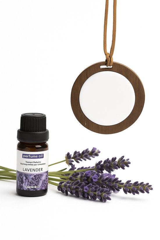 Ronde houten geursteen met bruin koord, flesje lavendel parfum en takje lavendel.