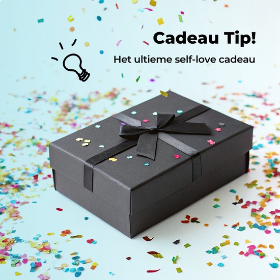 Zwarte geschenkdoos met zwarte strik, omringd door gekleurd confetti.