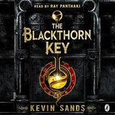 Boekcover 'The Blackthorn Key' met gouden letters, een slang rond een flesje en symbolen.