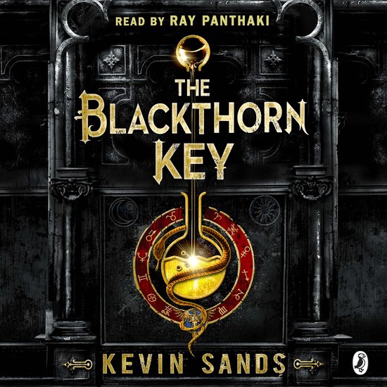 Boekcover 'The Blackthorn Key' met gouden letters, een slang rond een flesje en symbolen.