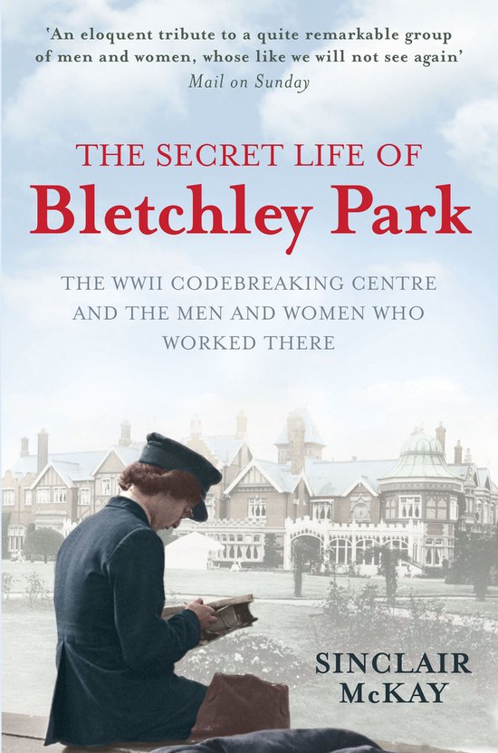 'The Secret Life of Bletchley Park' boek met een vrouw in uniform die leest voor een groot gebouw.