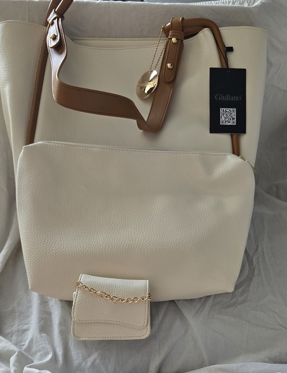 Ruime shopper van het merk Giuliano Luxe PU-leer in crème/wit met cognac accenten Inclusief afneembaar mini-etui met gouden kettingdetail Stevig binnenvak met meerdere opbergvakken en rits Te dragen als handtas of schoudertas Afmetingen ca. 35 ×