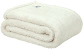 Opgevouwen ecru teddy fleece deken met een zachte, pluizige textuur. Een klein logo is zichtbaar op de hoek.