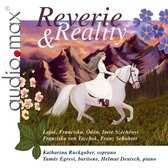 Een vrouw in een wit gewaad rijdt op een wit paard door een berglandschap met bloemen en een zonsondergang.