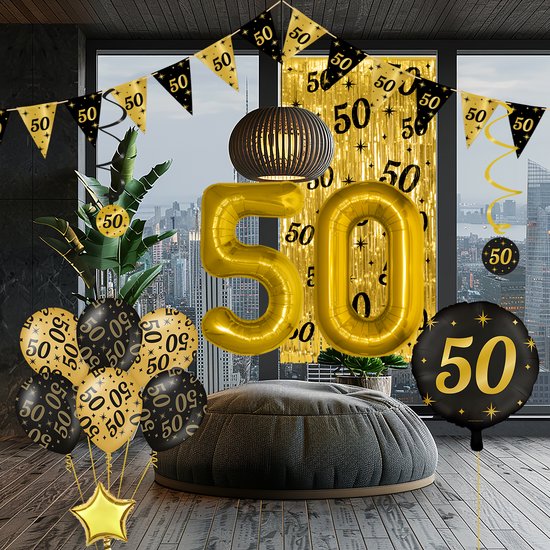 Decoratie voor een 50-jarig jubileum met grote gouden '50' ballonnen, ballonnen met cijfer '50', slinger en vlaggenlijn.