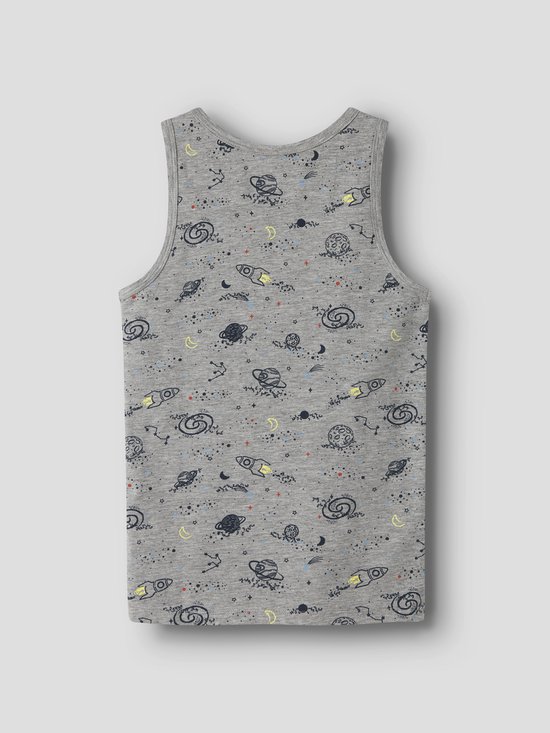 Grijs hemd met all-over space print: raketten, planeten, sterren en manen. Ronde hals.