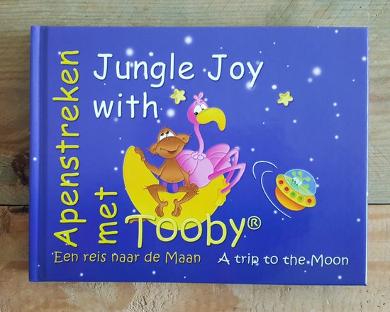 Cover van kinderboek 'Apenstreken met Tooby'. Een aap en flamingo zitten op de maan, met een vliegende schotel.
