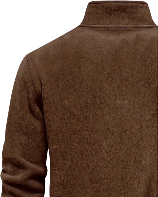 Close-up van de bruine fleece trui, focus op de kraag en schouder.