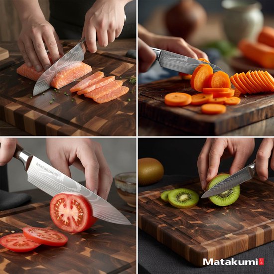 Matakumi messen snijden zalm, wortelen, tomaat en kiwi. Het lemmet heeft een damastpatroon en het handvat is van hout.