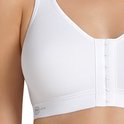 Witte sportbeha met voorsluiting, detail van de bandjes en het logo.