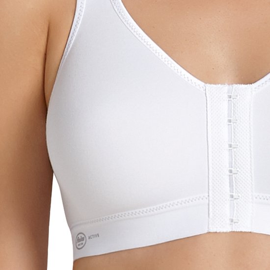 Witte sportbeha met voorsluiting, detail van de bandjes en het logo.