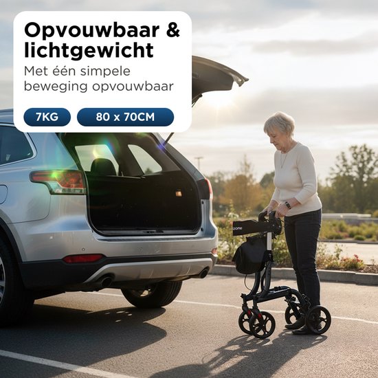 Oudere vrouw laadt een opvouwbare Medzone rollator van 7kg (80x70cm) in de kofferbak van een auto.