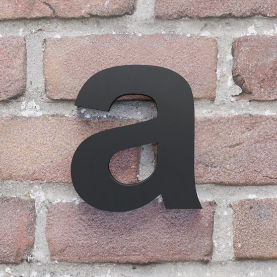 Zwart huisnummer 'a' in Arial-lettertype, 20 cm hoog, zelfklevend, bevestigd op een bakstenen muur.