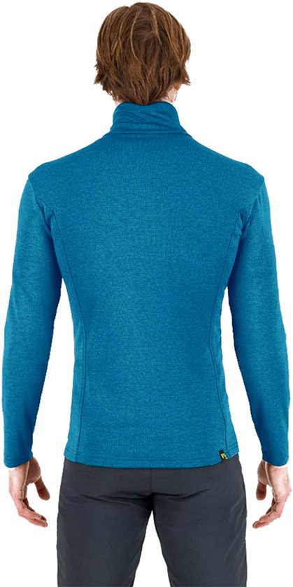 Le dos d'un homme portant un pull polaire bleu à col montant et manches longues.