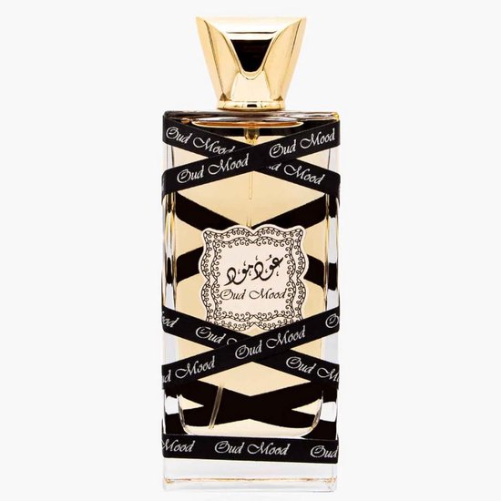 Oud Mood parfumfles met gouden dop, omwikkeld met zwart lint met "Oud Mood" erop. Zichtbaar is de gouden vloeistof.