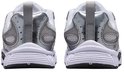 Achterkant van witte en zilverkleurige Nike sneakers met zwarte logo's.