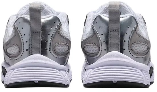 Achterkant van witte en zilverkleurige Nike sneakers met zwarte logo's.