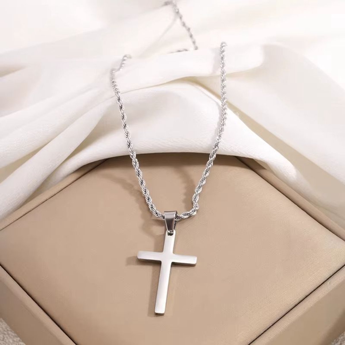 Ketting met hanger kruisje zilverkleur.