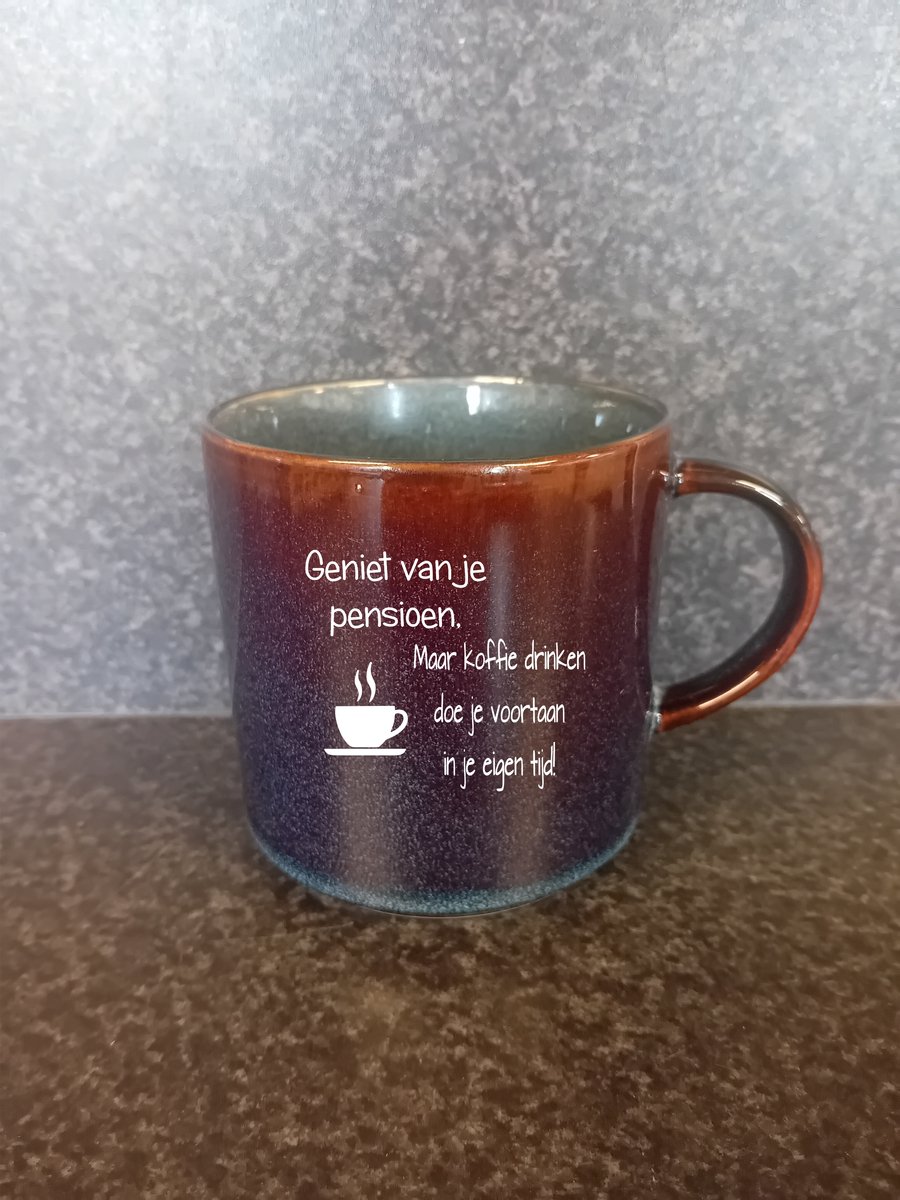 Mok - Koffiemok - Mok van aardewerk - keramiek - mok met gravering - zandstralen - presentje pensioen - dag collega - uniek cadeau - pensioen vriend/vriendin/collega - blijvende herinnering