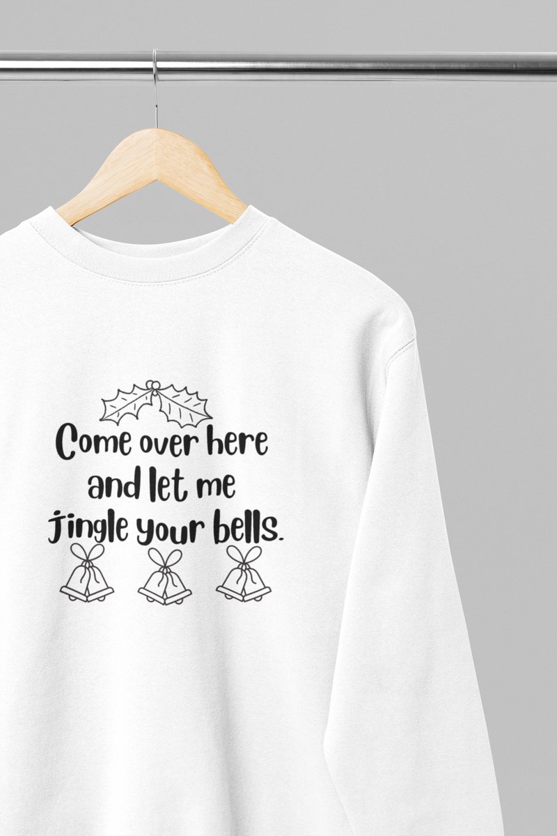 Foute kersttrui - Come over here and let me jingle your bells - Wurban Wear | 18+ | Grappige sweater | Unisex sweater | Oversized sweater | Kersttrui heren | Foute kerstkleding | Kerst sweater | Kersttrui dames | Foute kersttruiendag 2025 | Wit