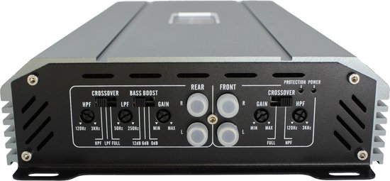 Achterkant van de Excalibur X4100.4 versterker met bedieningselementen voor crossover, bass boost en gain voor de voor- en achterkanalen.