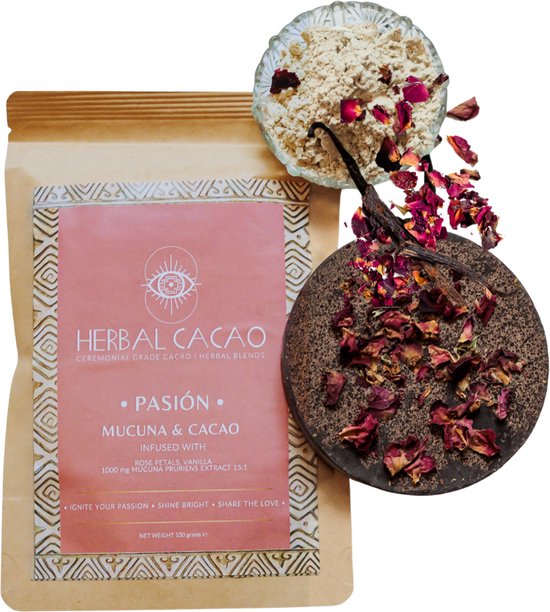 Donkerbruine cacaoschijf, versierd met rozenblaadjes en vanillestokjes, naast een papieren zak met 'Pasión' en 'Mucuna & Cacao'.