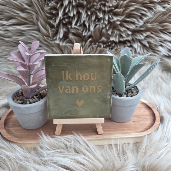 Foto: Robuust spreuktegeltje olijfgroen ik hou van ons hip trendy tegeltje 10x10 cm cadeau voor partner valentijn of jubileum stijlvol en persoonlijk woonaccessoire zomaar voor jezelf deco trendy nu