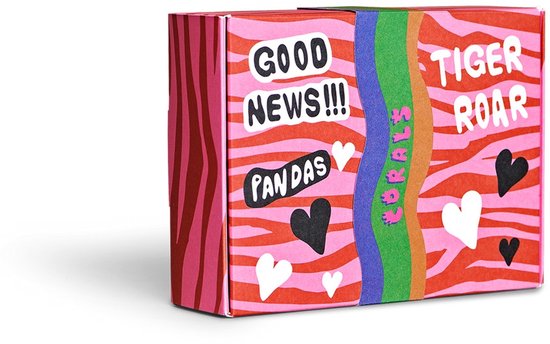 Doos met roze zebraprint, 'GOOD NEWS!!! PANDAS TIGER ROAR' en gekleurde strepen. Hartjes en panda's.