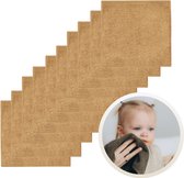 Tien zandkleurige spuugdoekjes op een rij, met inset van een baby die een doekje gebruikt.