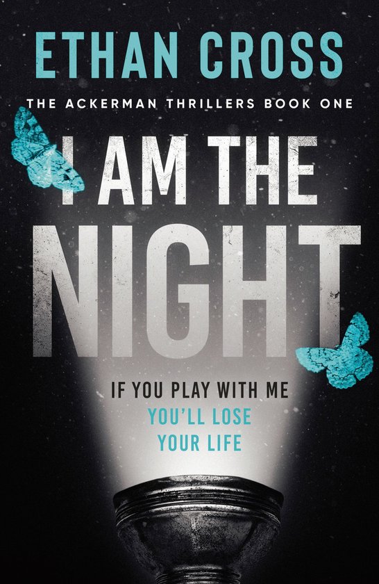 Boekcover van "I AM THE NIGHT" door Ethan Cross. Titel in grote witte letters, twee blauwe vlinders, donkere achtergrond met lichtbundel.