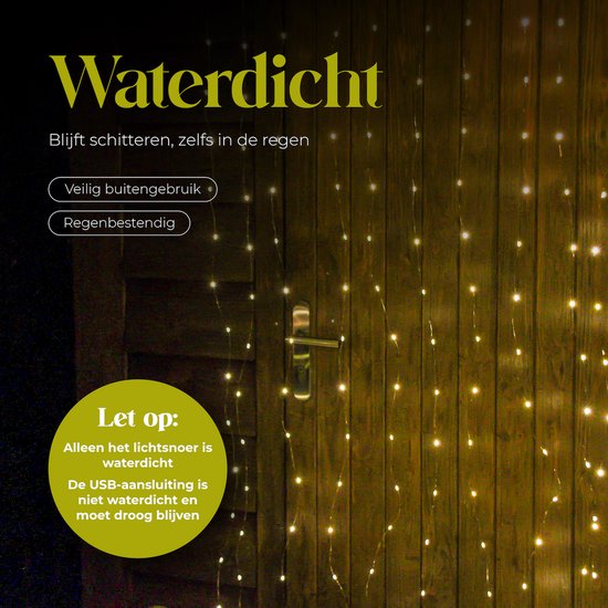 Warm wit LED lichtgordijn hangend aan een houten deur, waterdicht.