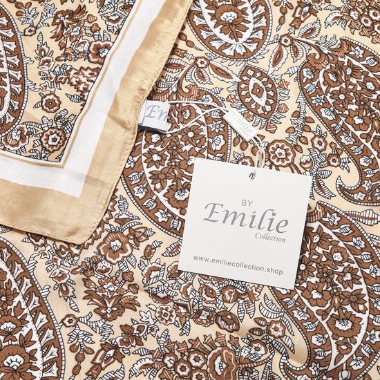Crème sjaal met bruine, witte en gouden paisley-print, merklabel 'Emilie Collection'.