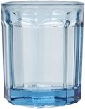 Een lichtblauw glazen waterglas met facetten. Het glas heeft een achthoekige basis.
