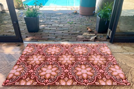 Deurmat met roze en bruine bloemenprint in oosterse stijl, bij een zwembad.
