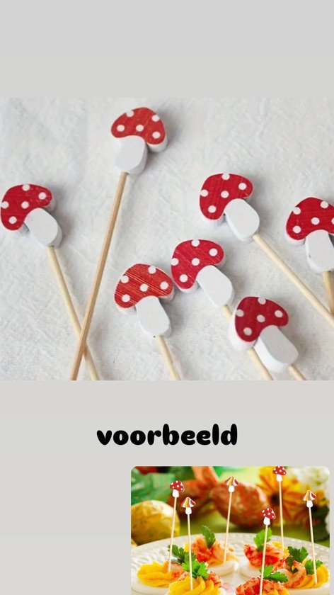 Houten paddestoelprikkers met rode dopjes en witte stippen, op een witte ondergrond.
