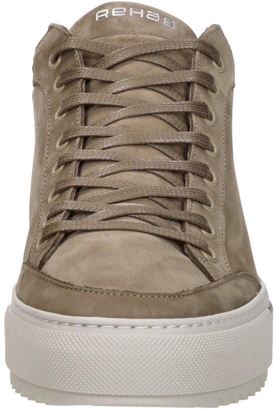 Vooraanzicht van een taupe leren sneaker met bruine veters en witte zool met tekst.