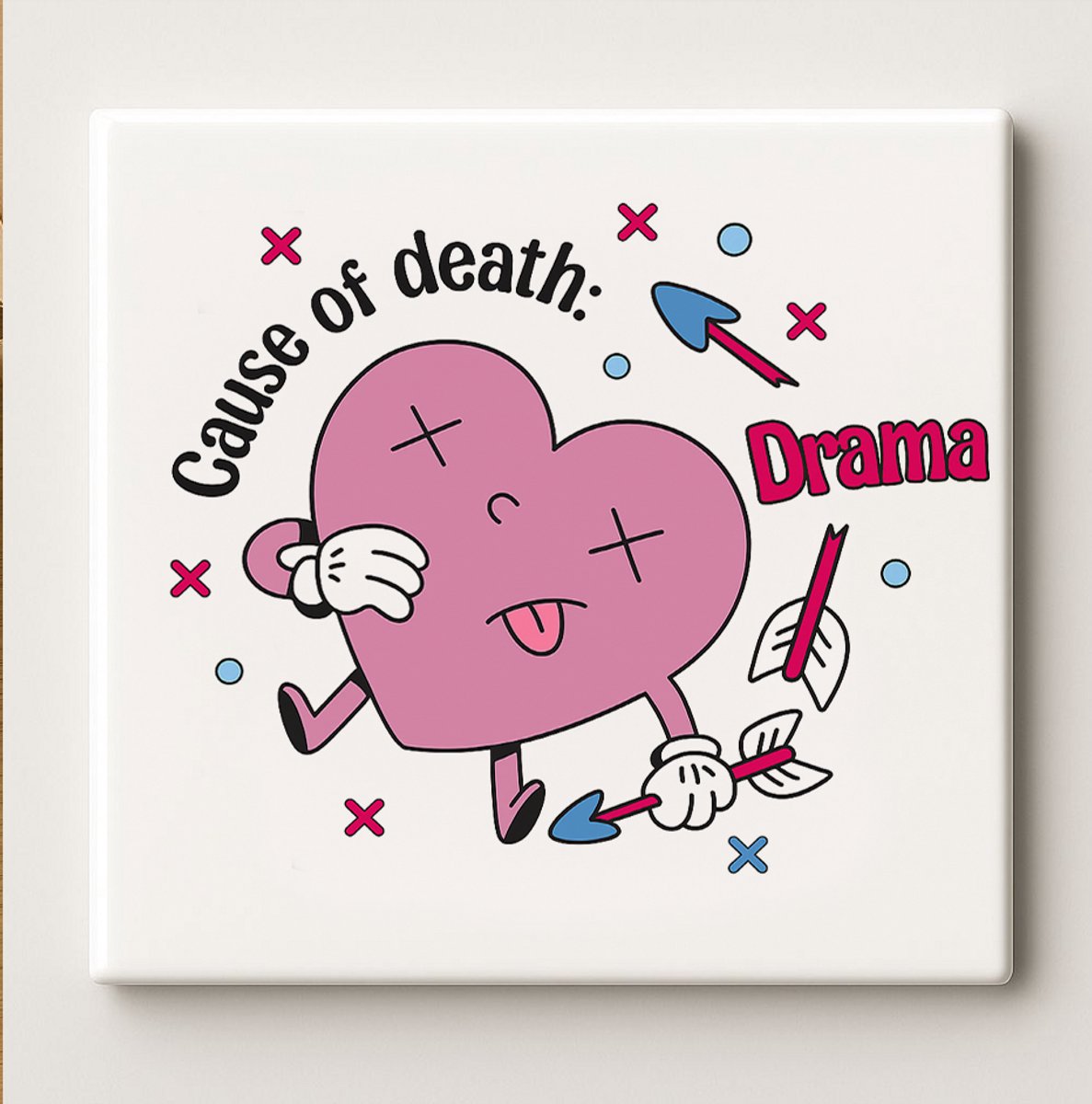 Nevolis Grappige Tegel “Cause of Death: Drama” 15x15 cm – Humoristische Keramische Wanddecoratie Cadeau voor Vrienden, Tieners en Drama Queens Multi Color