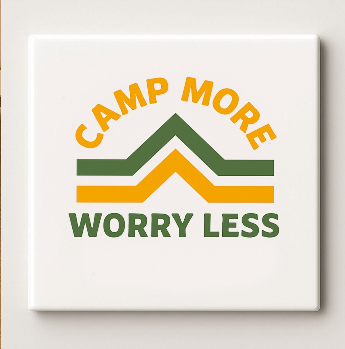 Nevolis Camp More Worry Less Tegel – 15x15cm Keramische Wanddecoratie – Outdoor Avontuur Quote Decoratie voor Kampeerliefhebbers & Natuurfans Multi Color